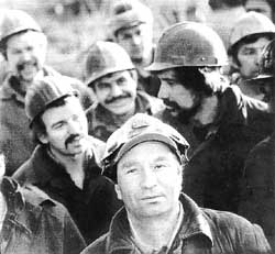 П.И. Тихомиров с товарищами по бригаде. Фото Ю. Иванова